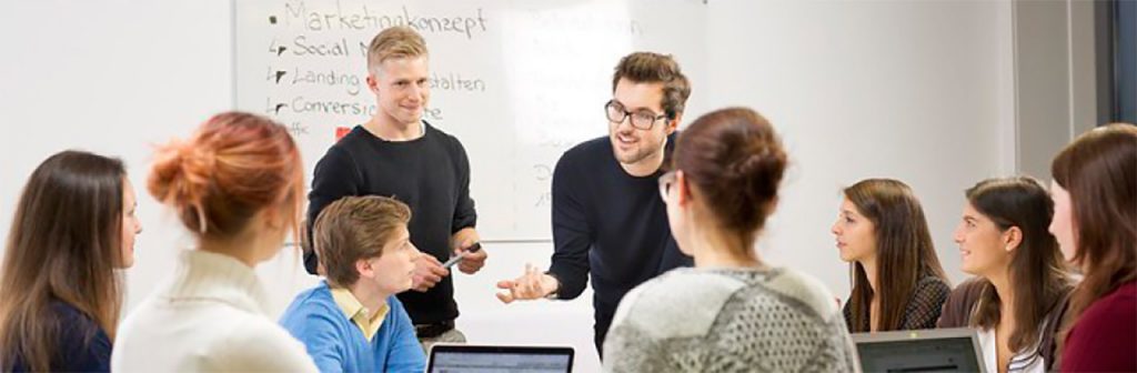 Student erklärt anderen Stundenten